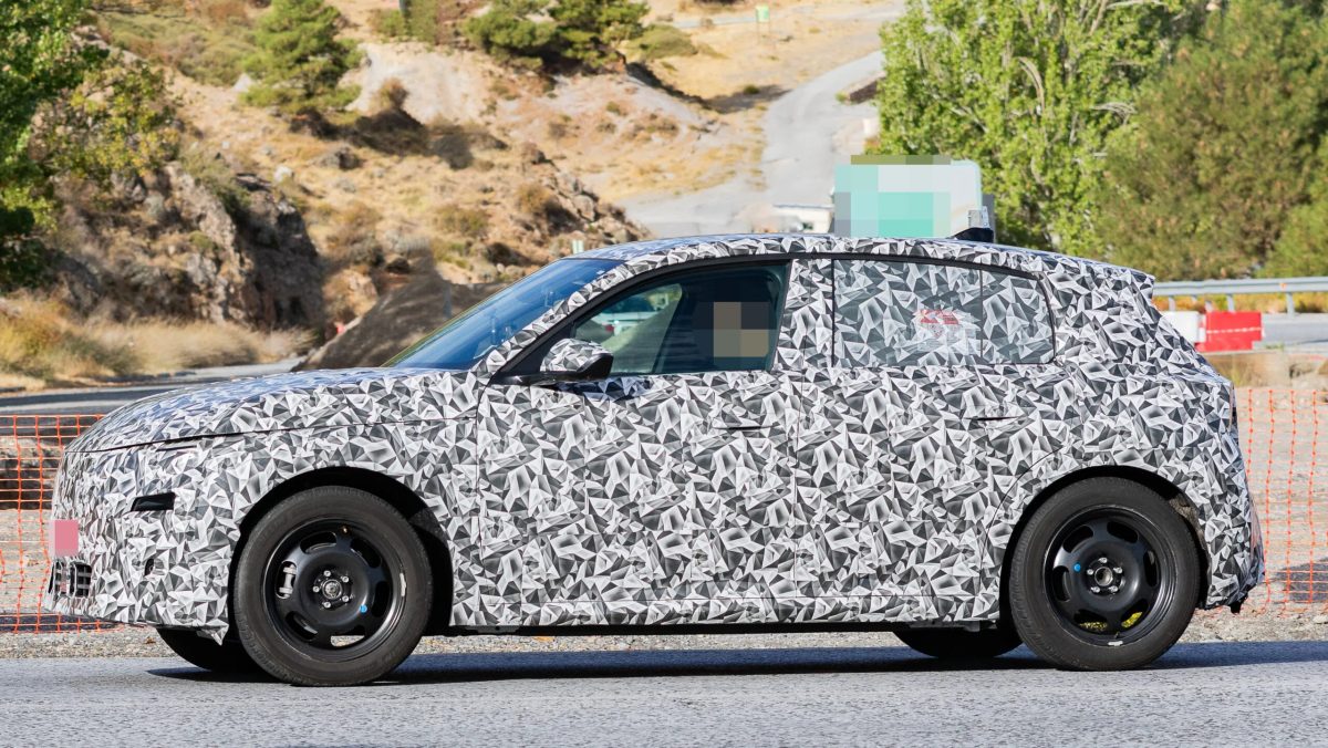 2027 Peugeot 208 замечен на тестах с острым дизайном, квадратным рулем и новой платформой — фото 10