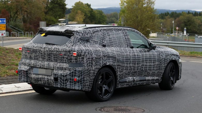 Следующий BMW X5 M замечен на тестах: агрессивный облик даже в электрической версии — фото 2