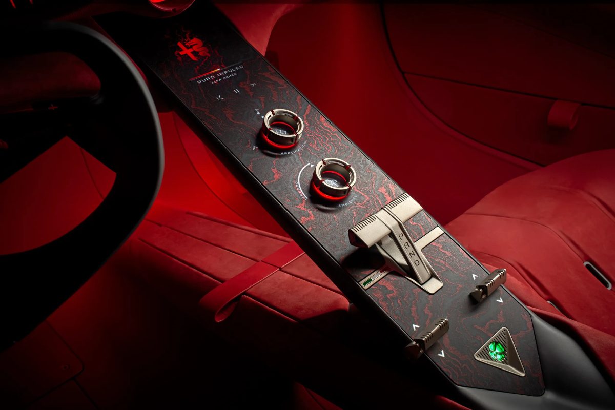 Небольшой экран в Alfa Romeo Cuorerosso исчезает за этим узором, когда не используется