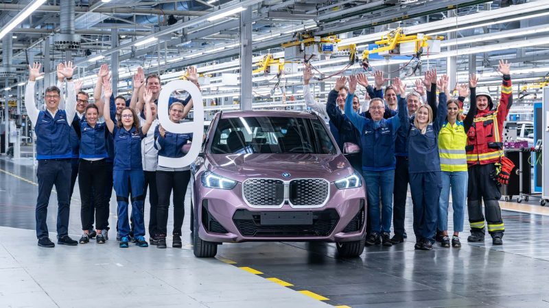 Завод BMW в Регенсбурге выпустил девятимиллионный автомобиль — им стал электрический iX1
