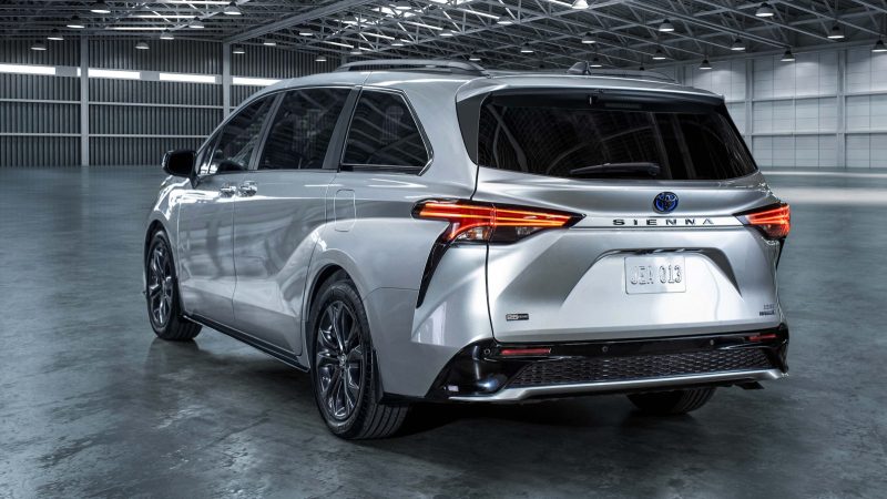 Toyota отзывает 228 000 Sienna из-за спинок сидений второго ряда, которые могут смещаться при аварии