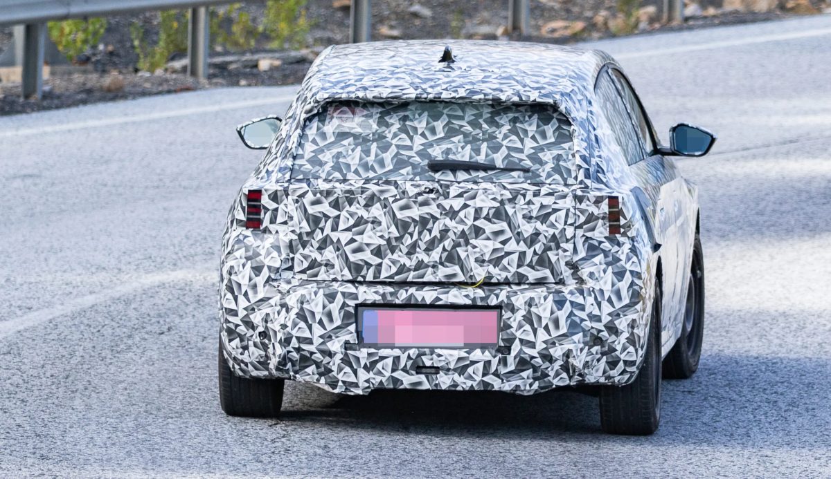 2027 Peugeot 208 замечен на тестах с острым дизайном, квадратным рулем и новой платформой — фото 13