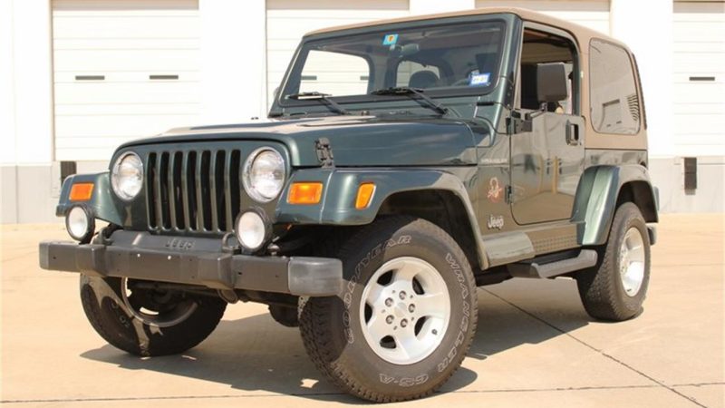 Выбор дня: Jeep Wrangler Sahara 2002 года с 5-ступенчатой коробкой