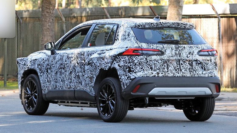 Следующий электрический SUV Toyota скрывается под этим изрезанным Corolla Cross — фото 4