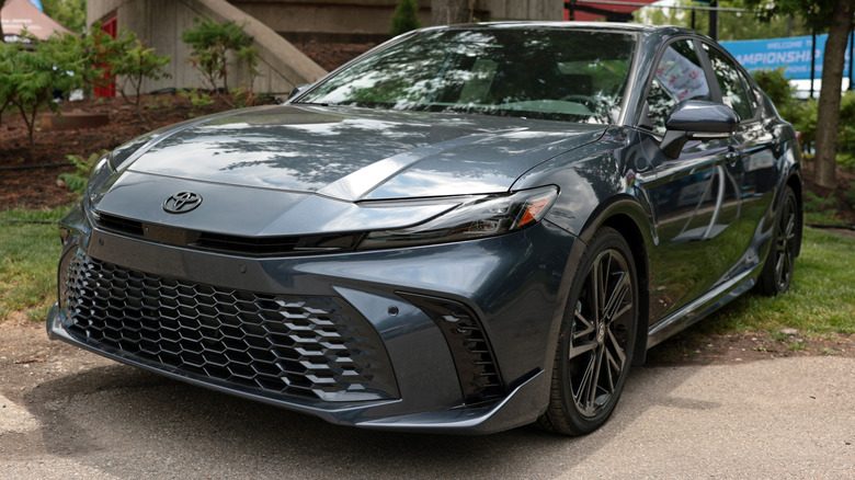 Toyota Camry: ориентир, с которым сравнивают остальных — фото 2