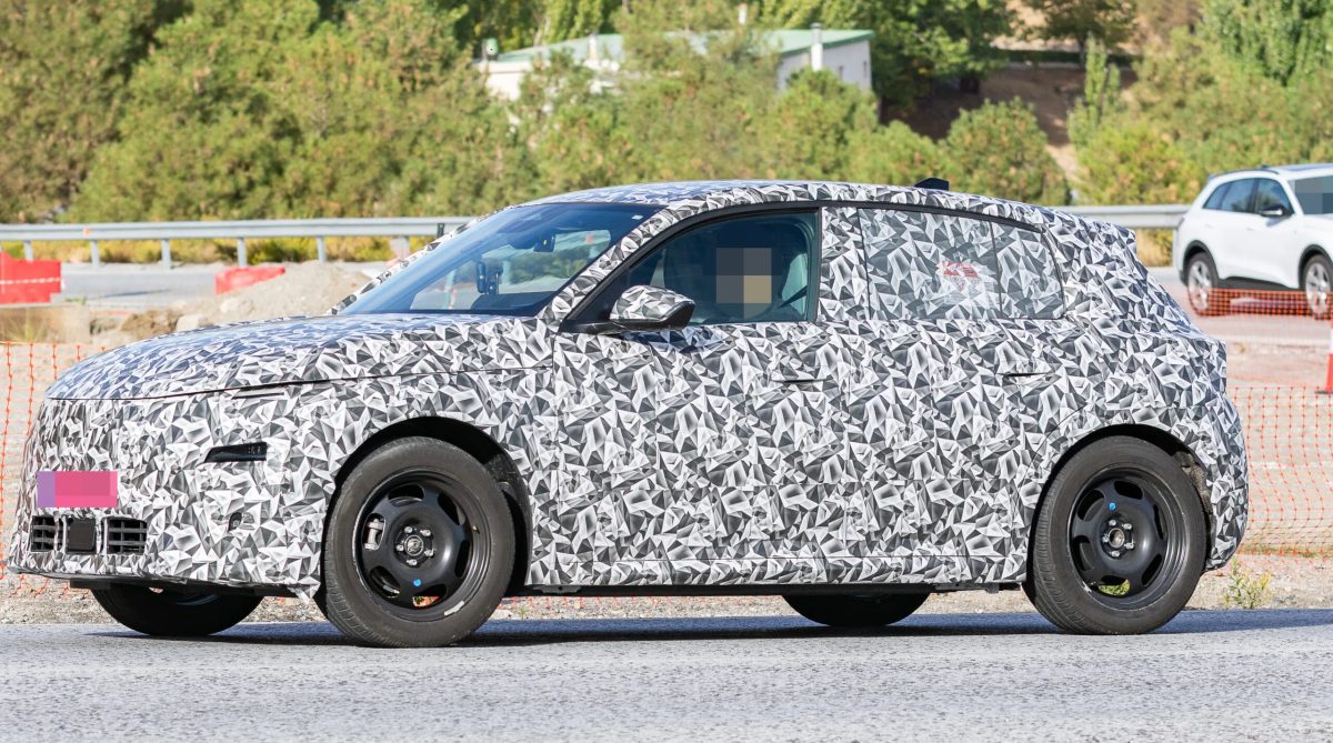 2027 Peugeot 208 замечен на тестах с острым дизайном, квадратным рулем и новой платформой — фото 9