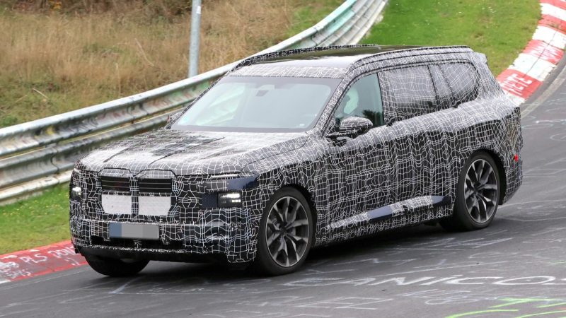 BMW iX7 проходит испытания на Нюрбургринге рядом с X7 M60