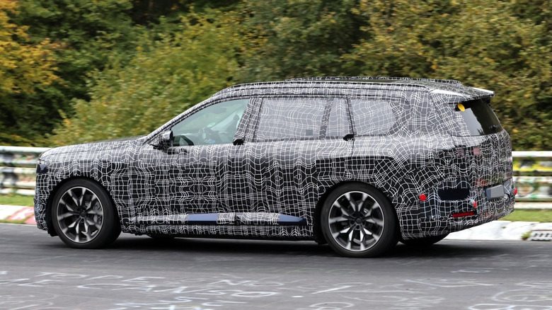 BMW iX7 проходит испытания на Нюрбургринге рядом с X7 M60 — фото 4