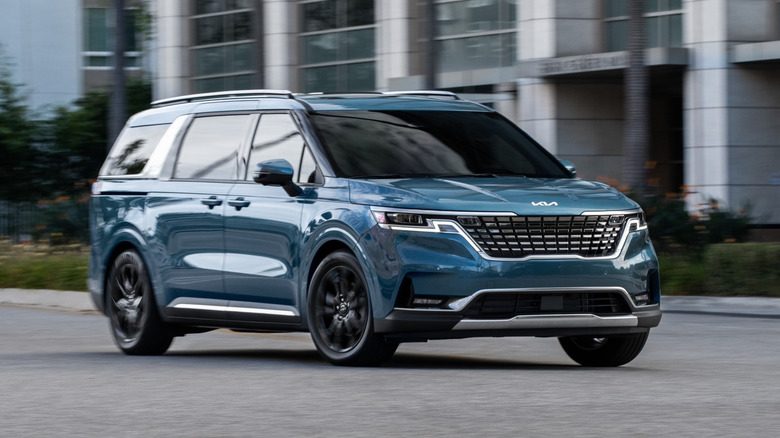 Вот насколько подешевели Kia Carnival 2022 года за 4 года