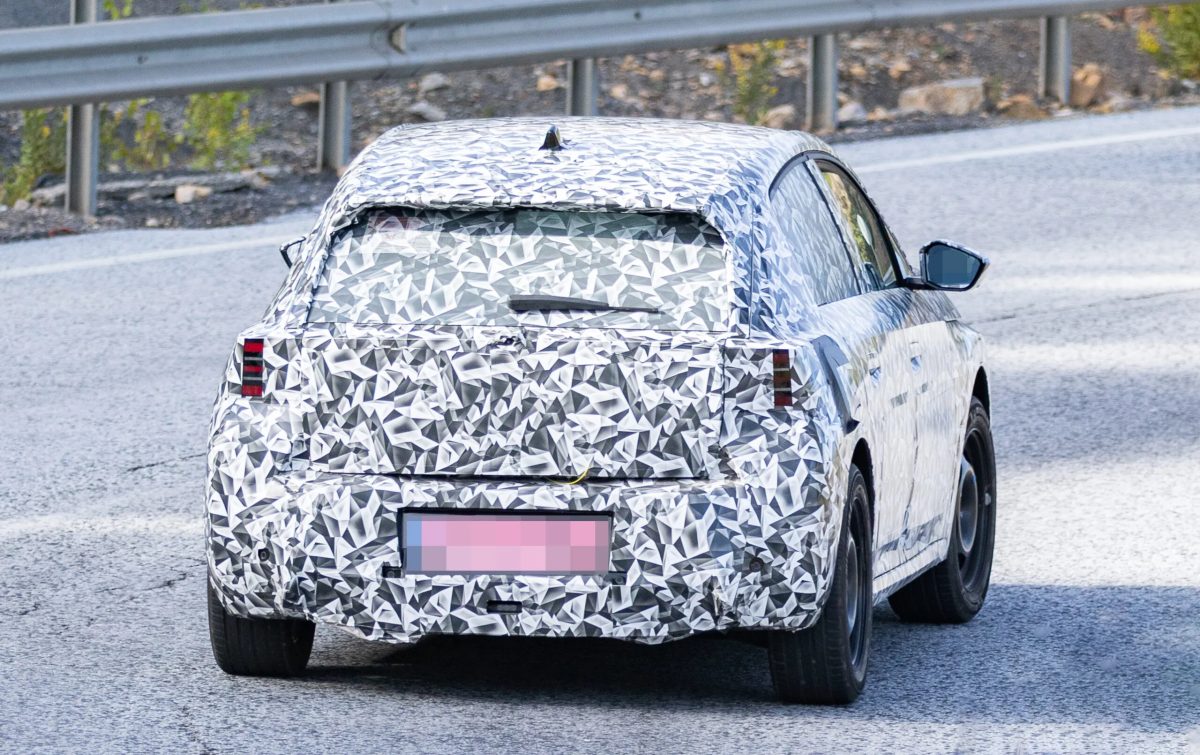 2027 Peugeot 208 замечен на тестах с острым дизайном, квадратным рулем и новой платформой — фото 12