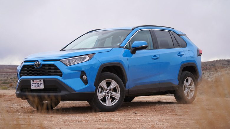 Toyota RAV4 сравнили с главными гибридами сегмента