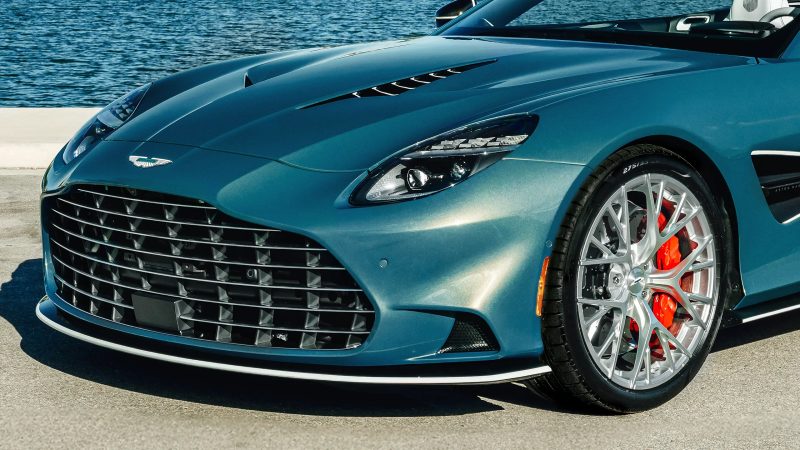 Aston Martin откладывает электромобили и сохраняет V8 и V12