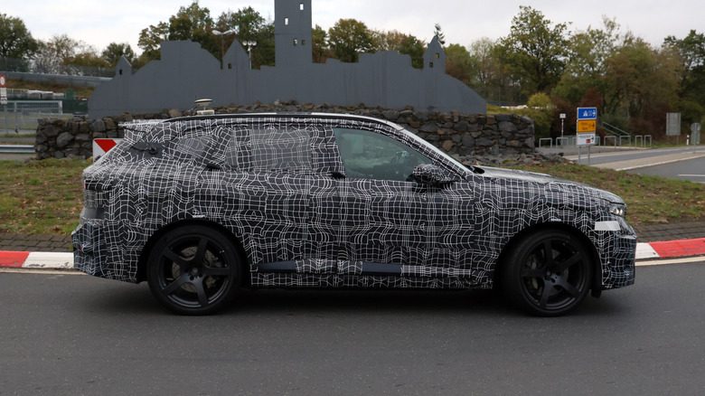 Следующий BMW X5 M замечен на тестах: агрессивный облик даже в электрической версии — фото 4