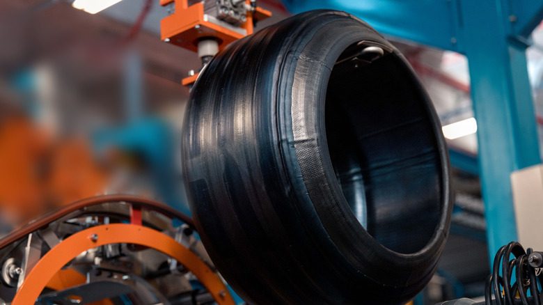 С новыми дождевыми шинами Typhoon от Bridgestone Formula E может стать первой гоночной серией, где все будут надеяться на — фото 4