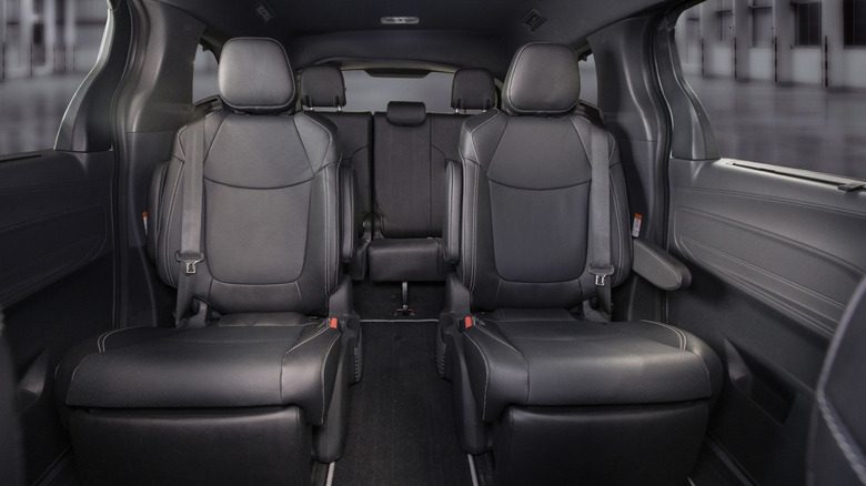 Toyota отзывает 228 000 Sienna из-за спинок сидений второго ряда, которые могут смещаться при аварии — фото 2