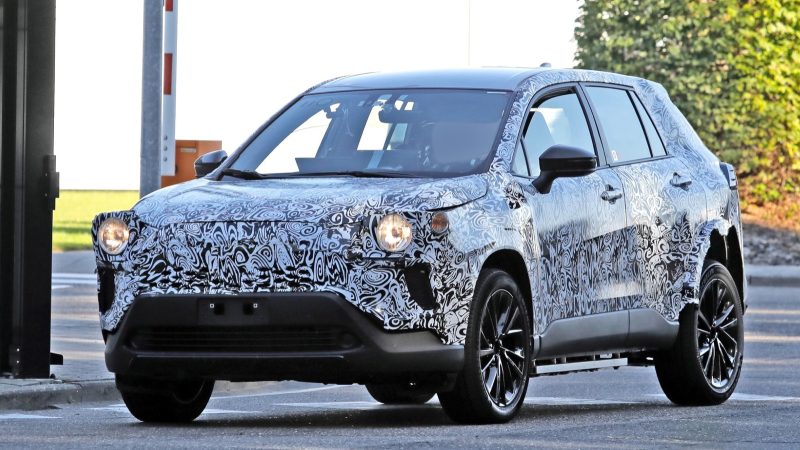 Следующий электрический SUV Toyota скрывается под этим изрезанным Corolla Cross