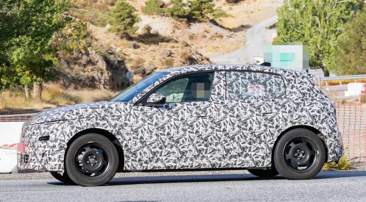 2027 Peugeot 208 замечен на тестах с острым дизайном, квадратным рулем и новой платформой — фото 11