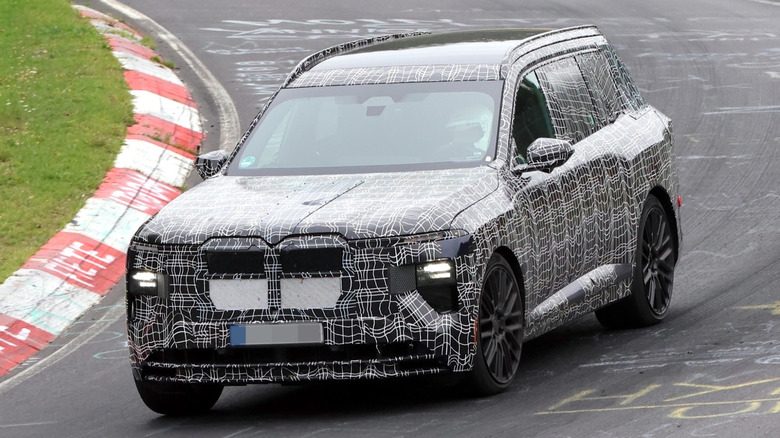 BMW iX7 проходит испытания на Нюрбургринге рядом с X7 M60 — фото 6