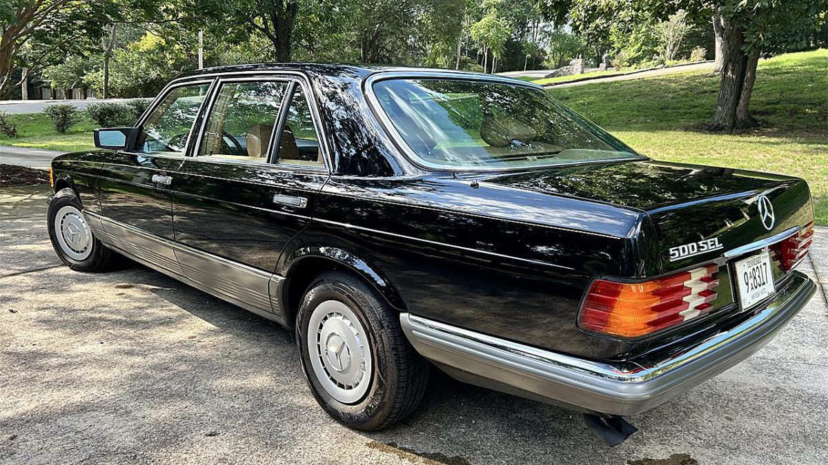 Выбор дня: Mercedes-Benz 500SEL 1985 года