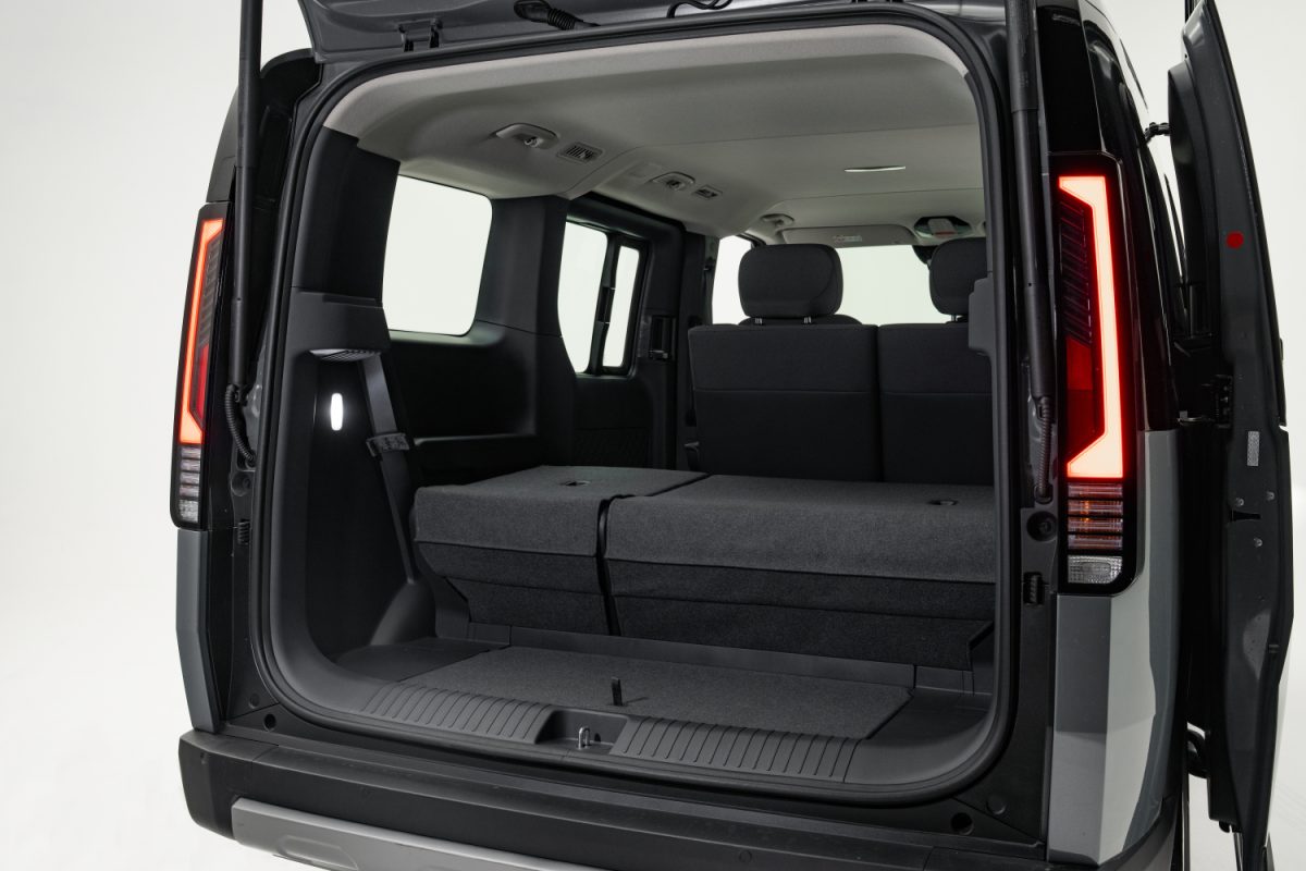 Kia PV5 Passenger подешевел в Британии — фото 2