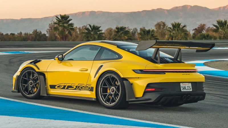Porsche сокращает расходы, где только может