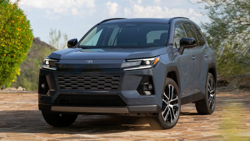 Toyota RAV4 сравнили по цене и оснащению с конкурентами