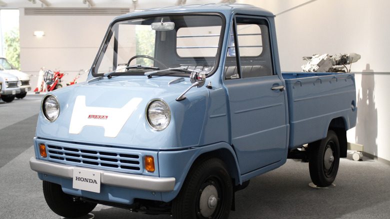 Первый серийный пикап Honda получил самый маленький четырехцилиндровый грузовой двигатель в истории