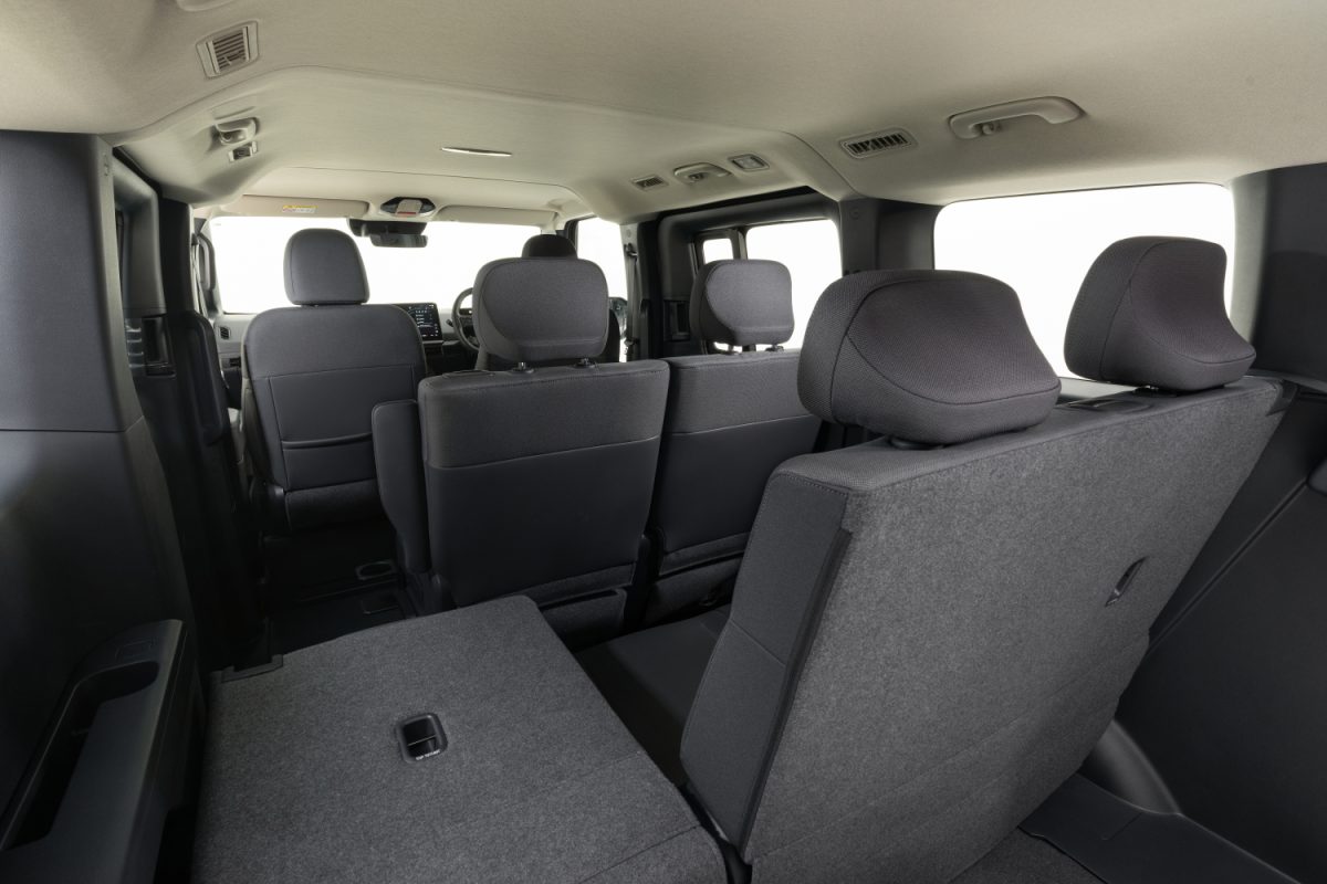 Kia PV5 Passenger подешевел в Британии — фото 3