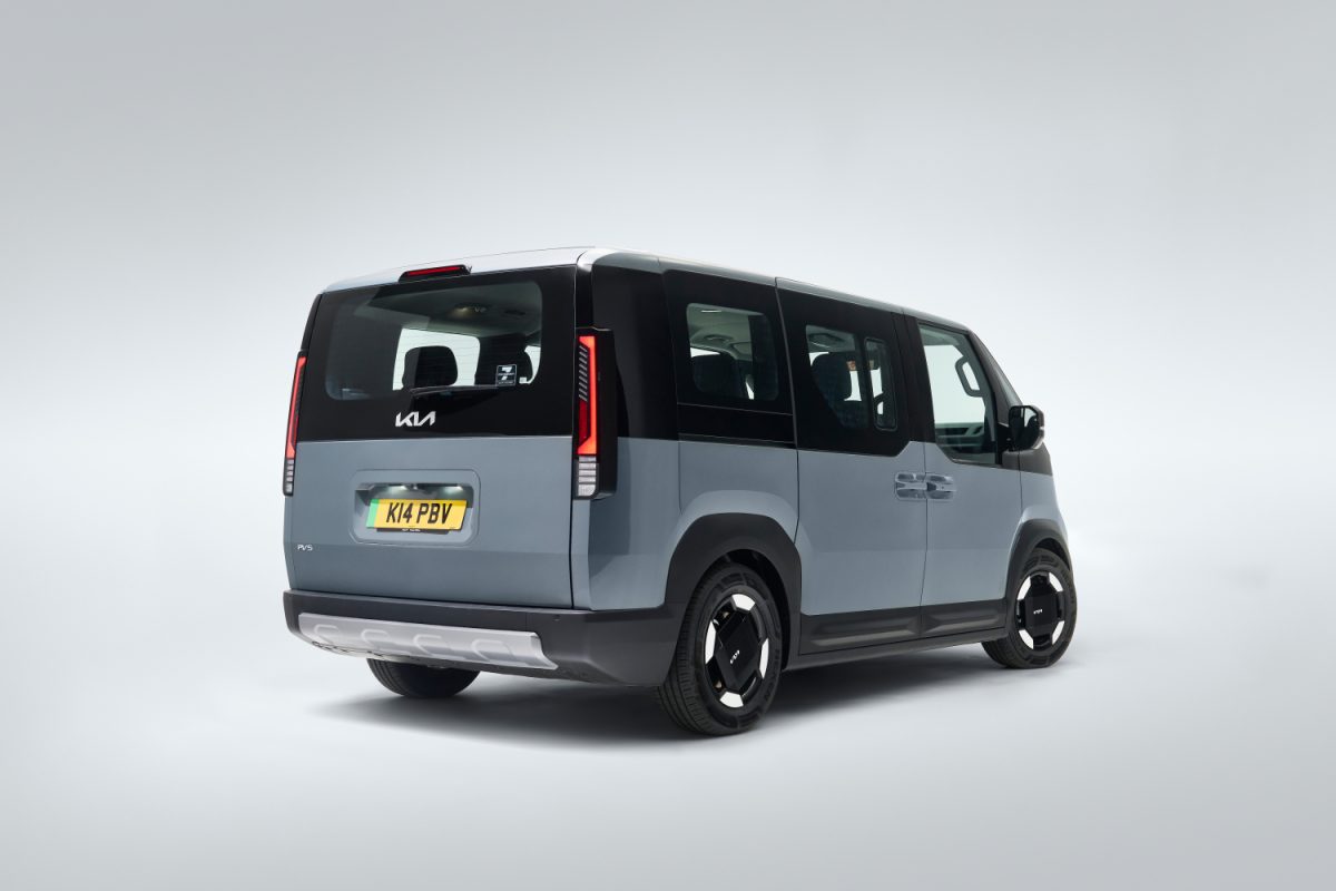 Kia PV5 Passenger подешевел в Британии — фото 4