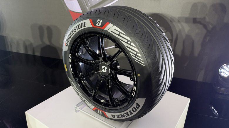 С новыми дождевыми шинами Typhoon от Bridgestone Formula E может стать первой гоночной серией, где все будут надеяться на — фото 3