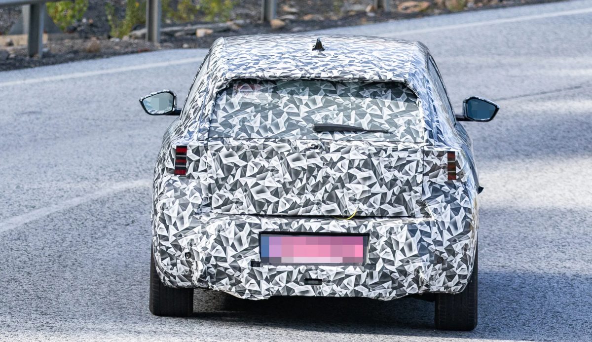 2027 Peugeot 208 замечен на тестах с острым дизайном, квадратным рулем и новой платформой — фото 14