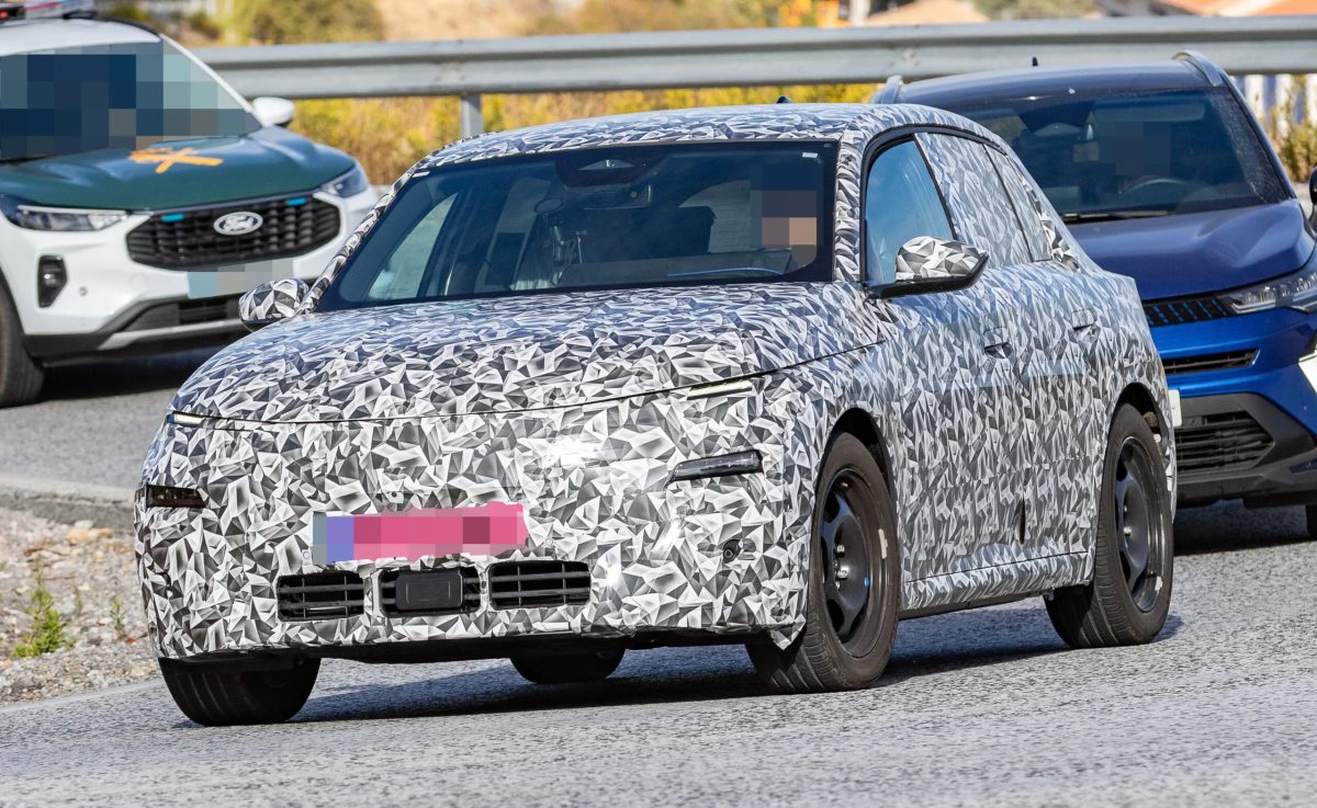2027 Peugeot 208 замечен на тестах с острым дизайном, квадратным рулем и новой платформой — фото 4