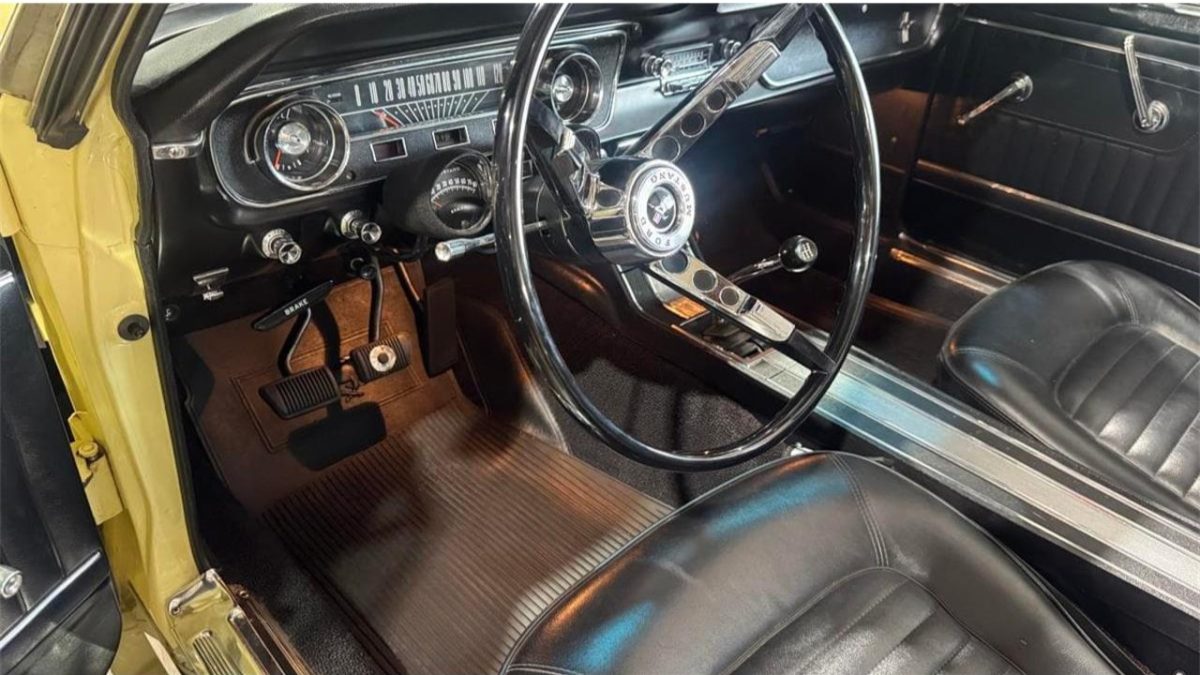 Ford Mustang Convertible 1965 года выставили на продажу