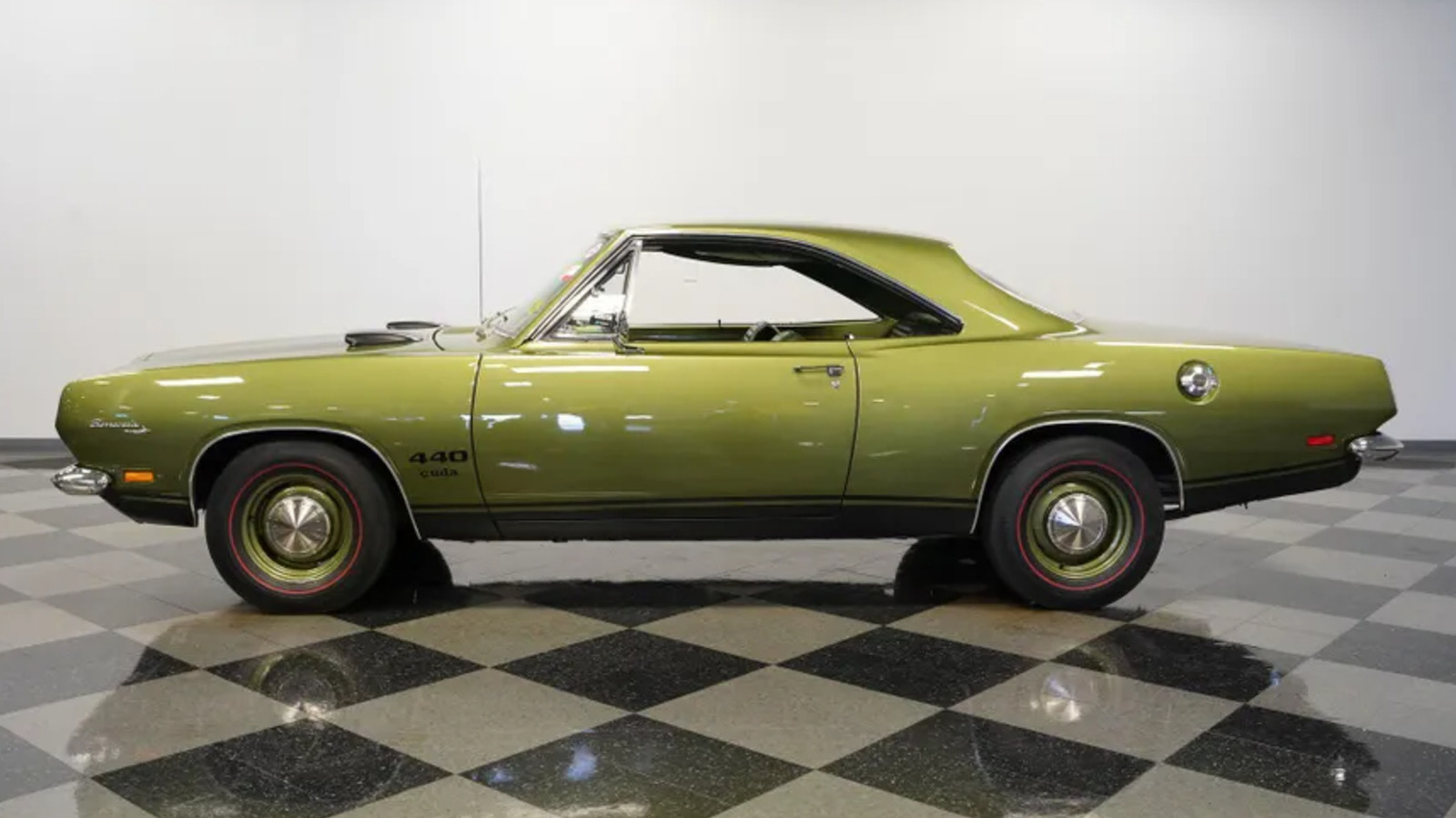 1969 Plymouth Barracuda с пробегом 6 900 миль — зеленый по зеленому, с заводским 440