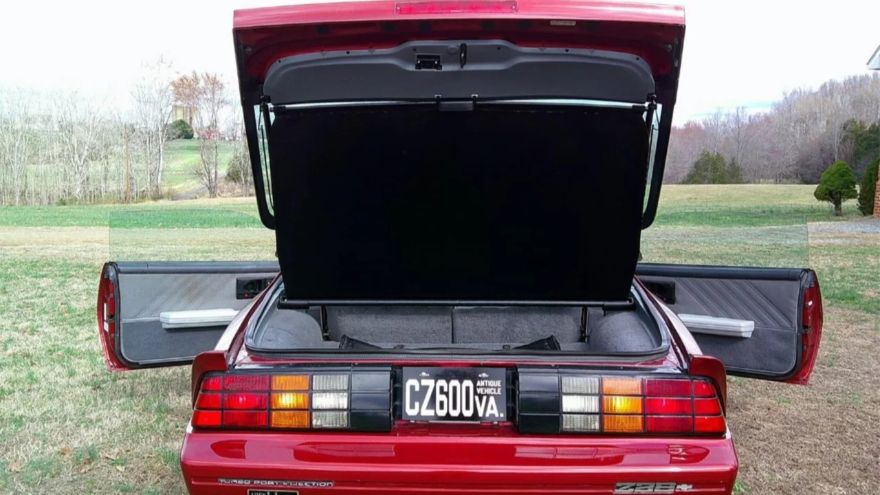 1987 Chevrolet Camaro IROC-Z выставили на продажу