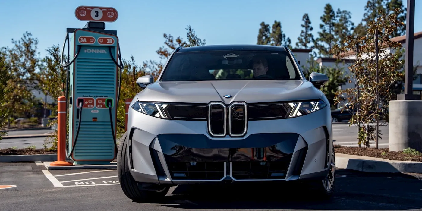 BMW iX5 показал до 464 кВт на первой публичной демонстрации быстрой зарядки