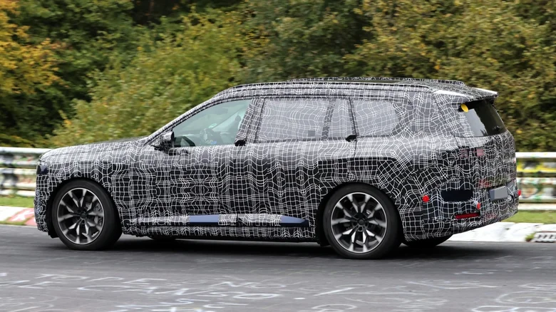 BMW iX7 проходит испытания на Нюрбургринге рядом с X7 M60 — фото 3
