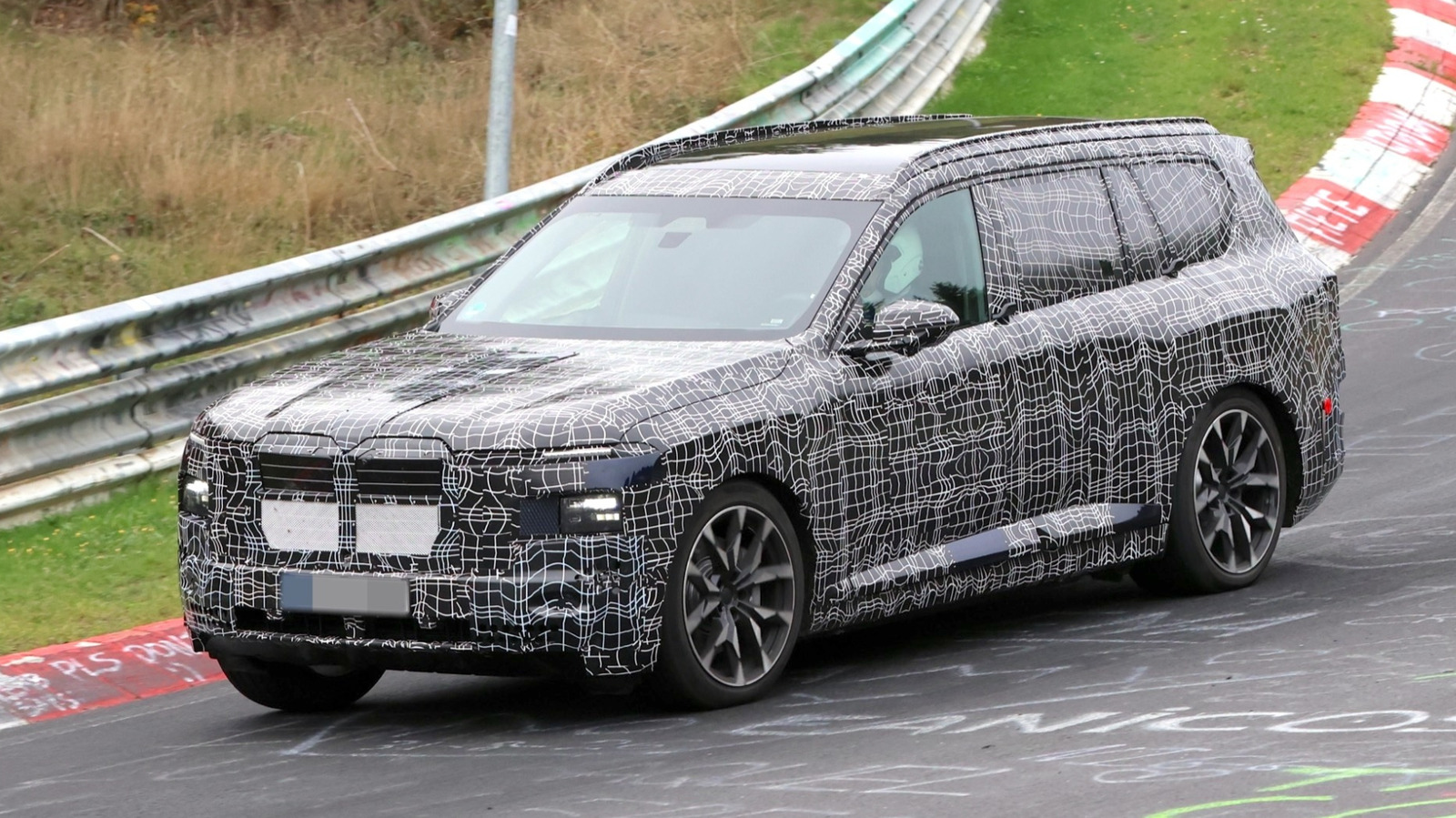 BMW iX7 проходит испытания на Нюрбургринге рядом с X7 M60