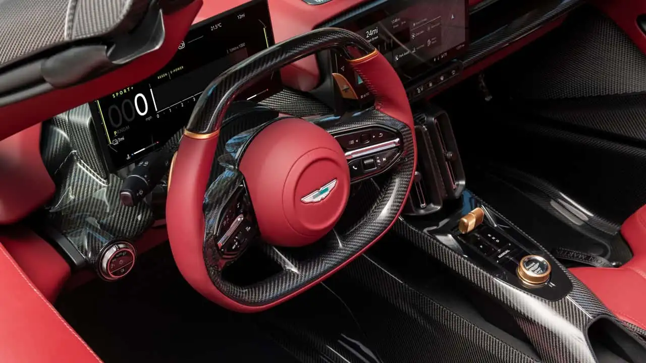 Первый среднемоторный кабриолет Aston Martin