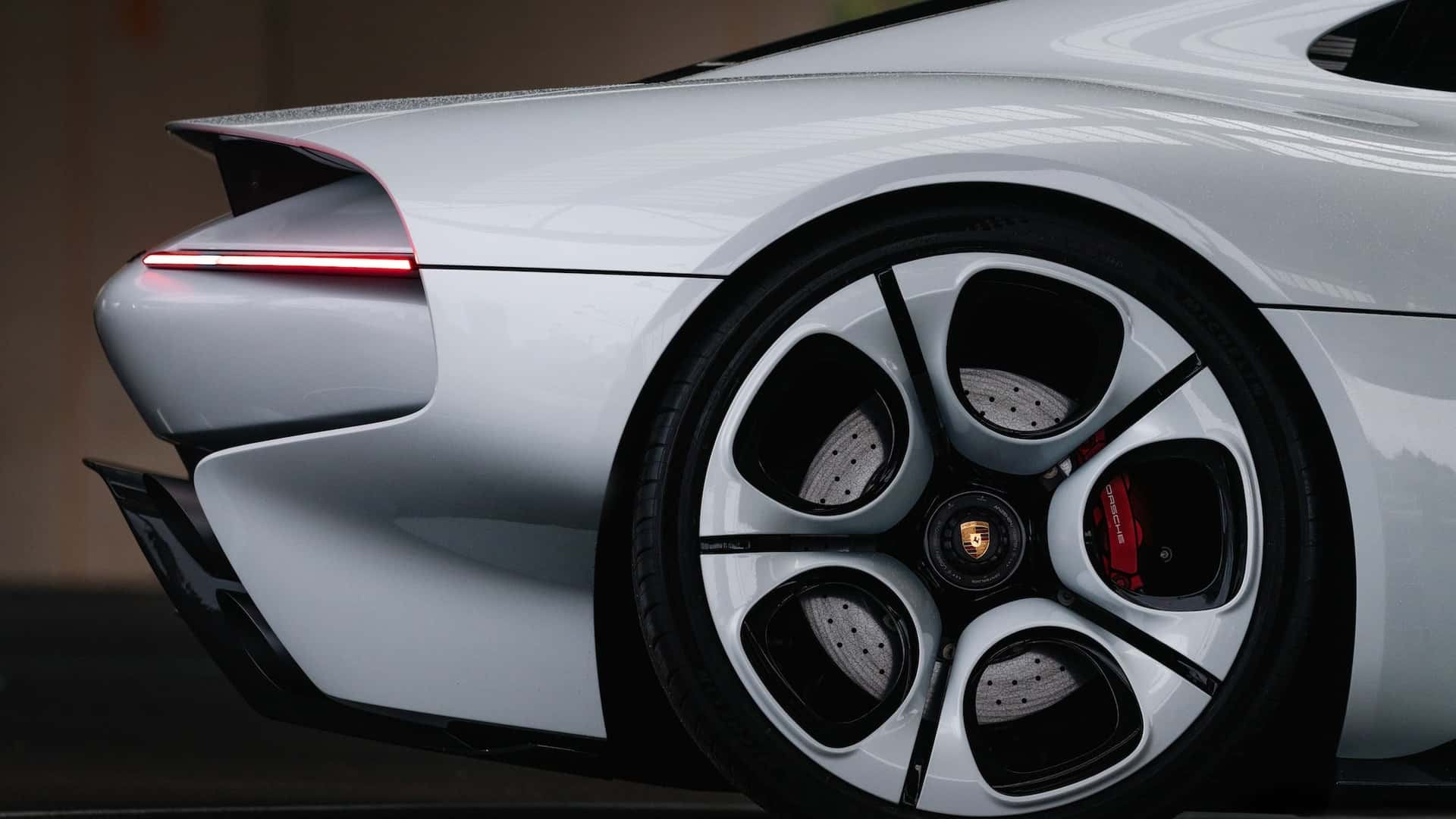 Porsche делает ставку на дорогие спецпроекты