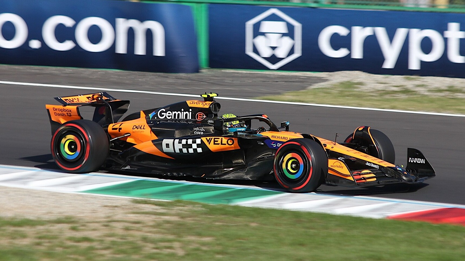 Гениальное решение McLaren для охлаждения тормозов в Формуле 1 — и почему его запретили