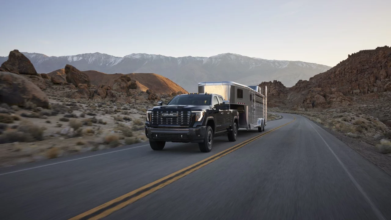 Предсерийный GMC Sierra HD Denali Ultimate 2027 модельного года буксирует прицеп. Предоставлено General Motors