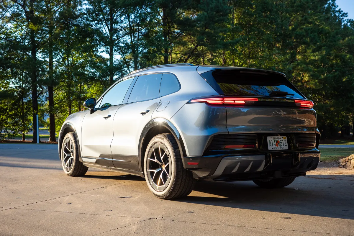 Хотите заряжать Porsche Cayenne Electric правильно? Возможно, стоит делать это самостоятельно