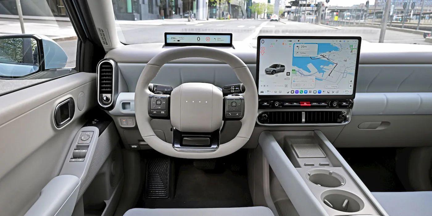 Интерьер Hyundai IONIQ 3 с мультимедийной системой Pleos Connect (Источник: Hyundai)