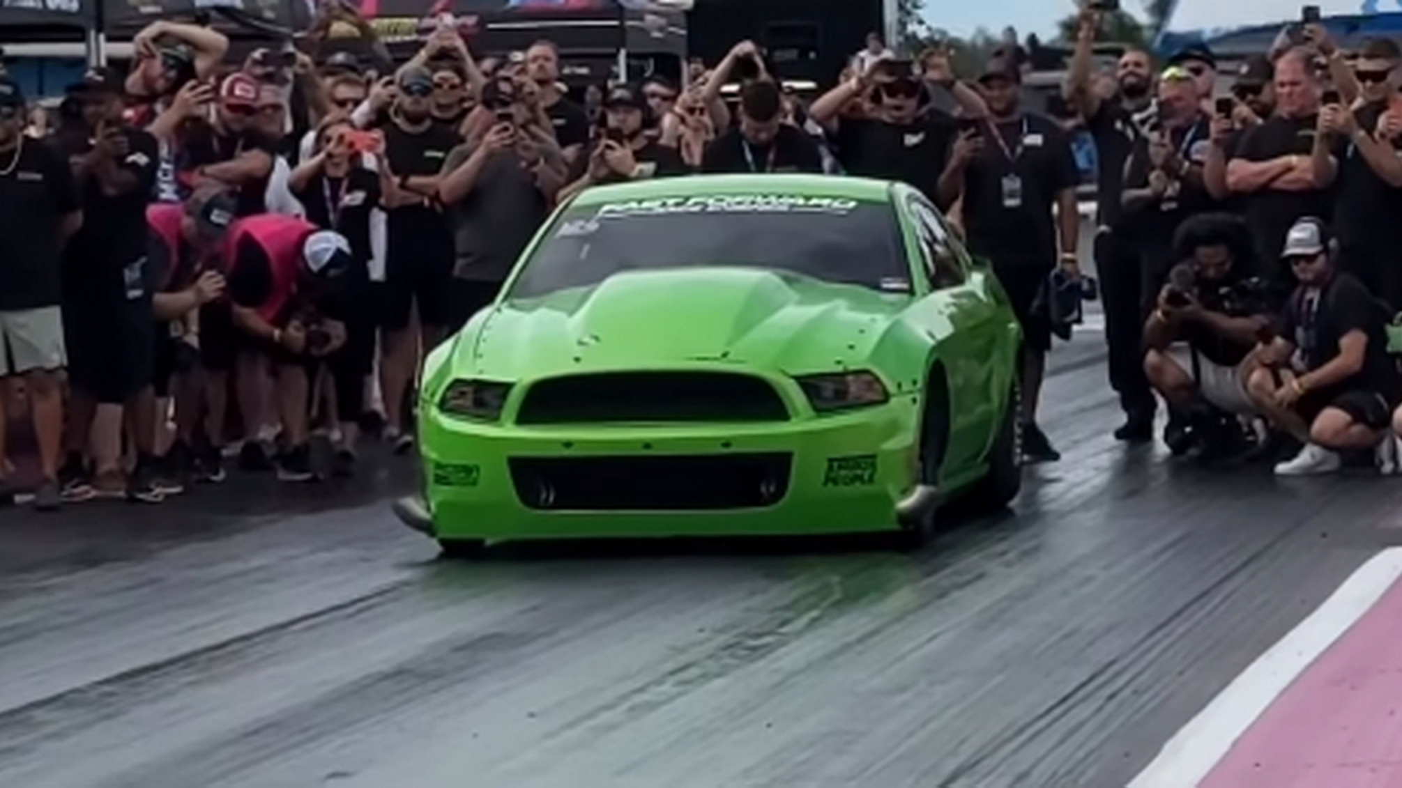 Mustang мощностью 3 000 л. с. потерял шину на скорости 228 миль в час