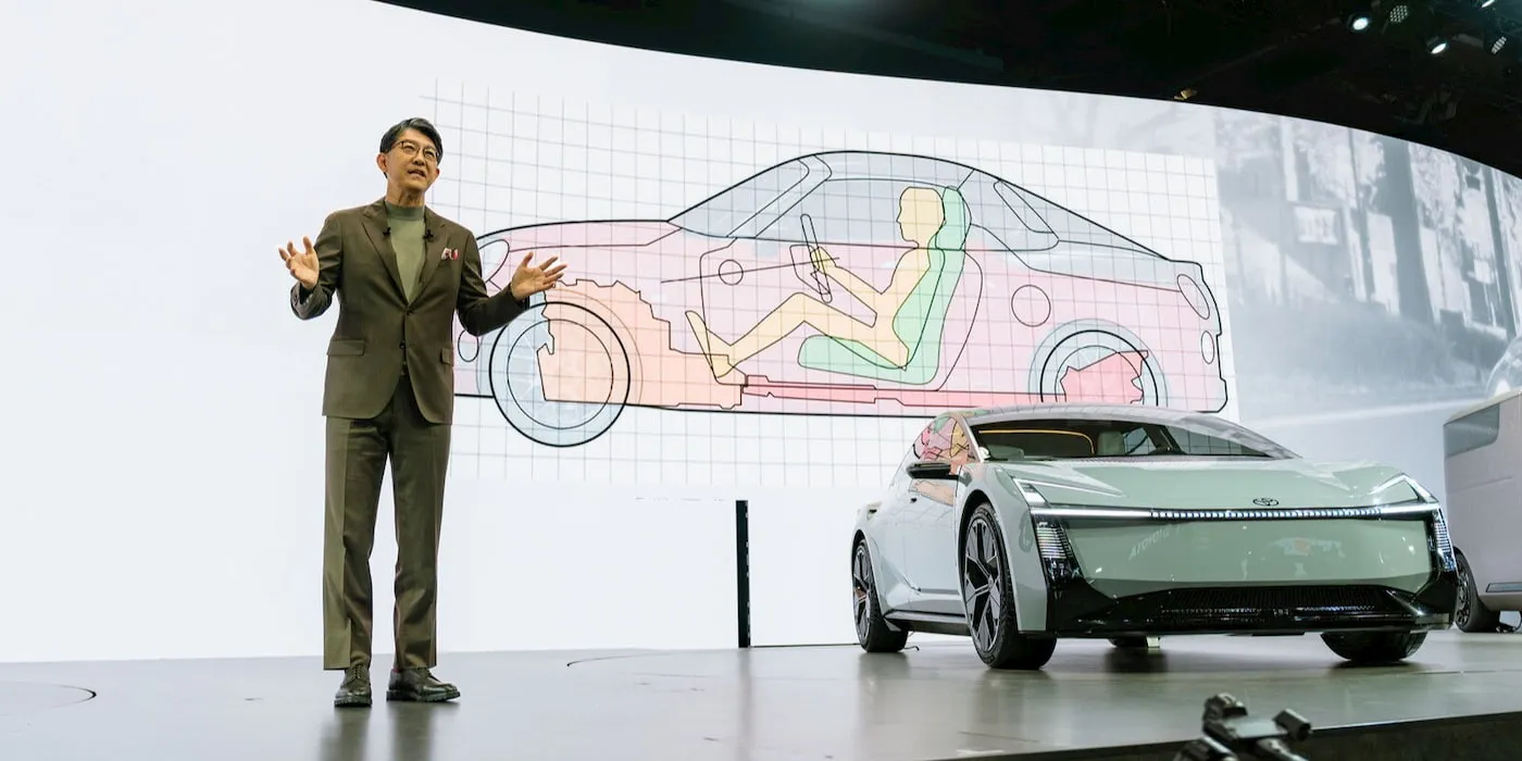 Генеральный директор Toyota Коидзи Сато представляет Corolla Concept на Japan Mobility Show (Источник: Toyota)