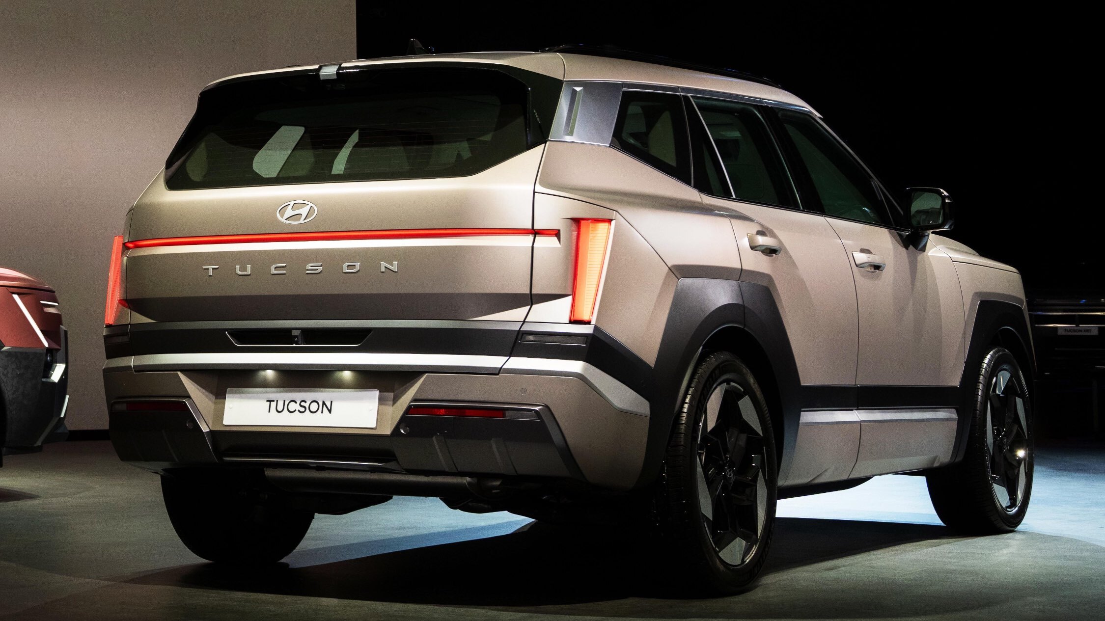 Новый Hyundai Tucson запоминает, как вы заехали в тесный парковочный карман, и сам выезжает обратно