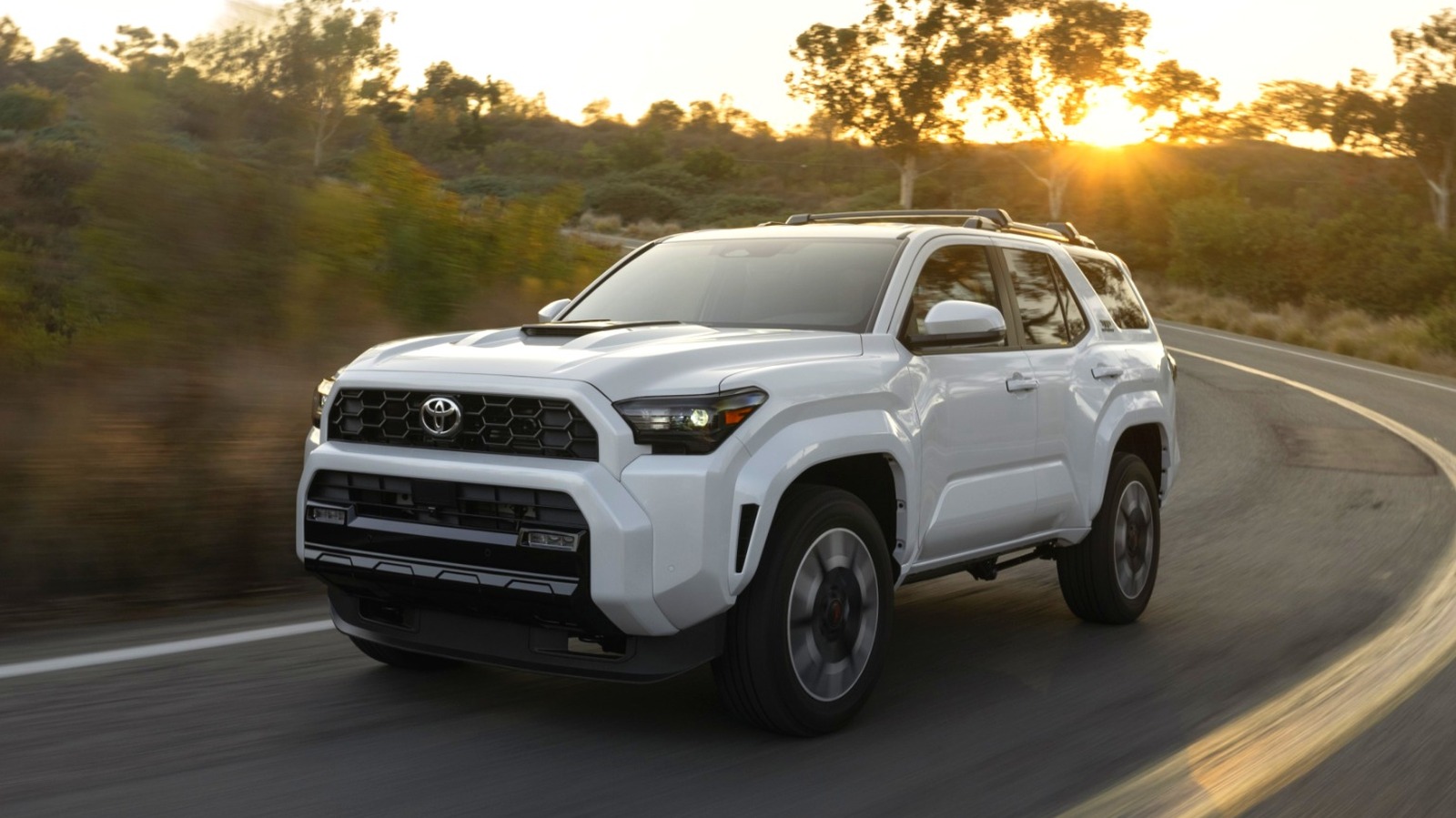 По сравнению с конкурентами Toyota 4Runner выглядит либо архаичной, либо цивилизованной