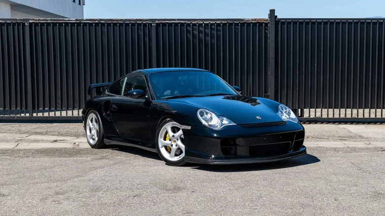 Porsche 911 GT2 Clubsport 2001 года с пробегом 12 875 км выставлен на продажу — и на нем вы вряд ли решитесь ездить каждый — фото 2