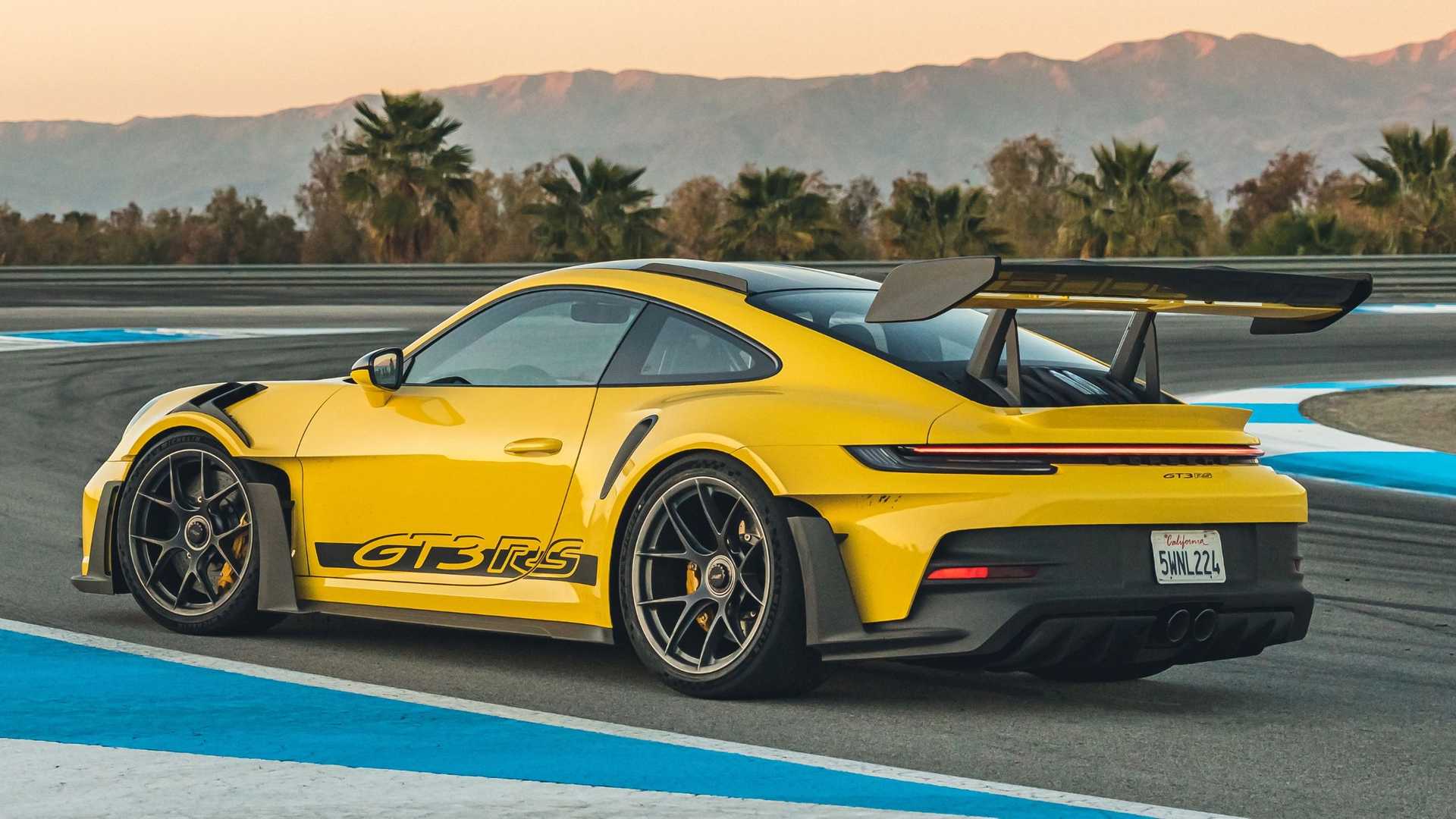 Porsche сокращает расходы, где только может